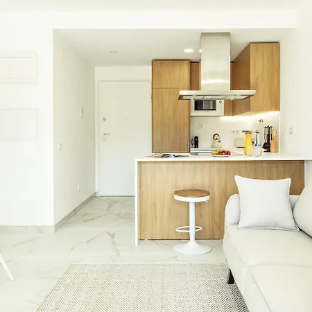 View With Pool 아파트 *