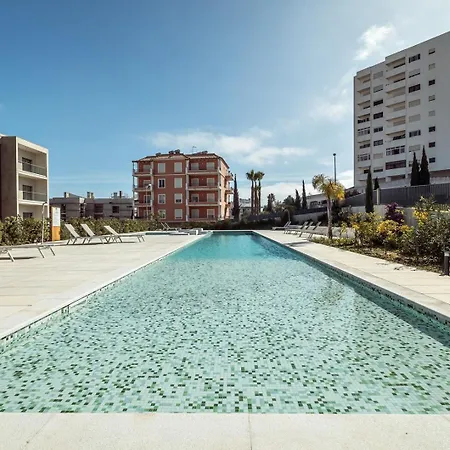 View With Pool 아파트